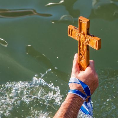 Θεοφάνια: Τι συμβολίζουν και ποια έθιμα αξίζει να γνωρίζουν τα παιδιά