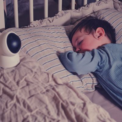 Πιτσιρίκα ανακάλυψε ότι μπορεί να μιλήσει στους γονείς της μέσα από το baby monitor