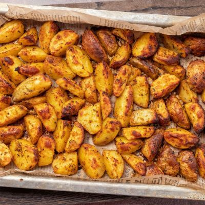 2 συνταγές για να φτιάξετε τις πατάτες - Πατατάκια γλυκοπατάτας & τραγανές πατάτες φούρνου