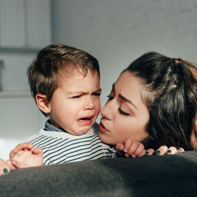 Όταν το παιδί απορρίπτει την τρυφερότητά σας - Γιατί συμβαίνει και πώς να το διαχειριστείτε