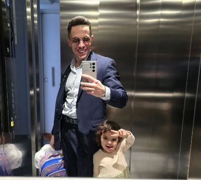 Λευτέρης Πετρούνιας: Κοιμάται πάνω του η Λένια και δεν κουνιέται για να μην την ξυπνήσει