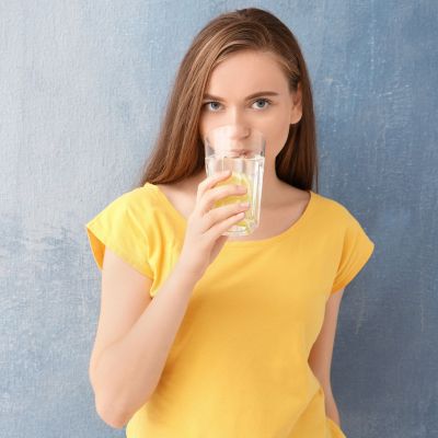 Νερό με λεμόνι: Μύθος ή πραγματικότητα τα οφέλη του στην υγεία;