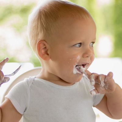 Πότε τα μωρά μπορούν να φάνε γιαούρτι