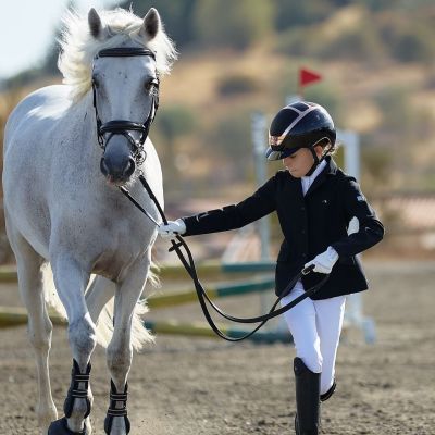 Υβόννη Μπόσνιακ: Καμαρώνει την κόρη της που κάνει ιππασία (βίντεο)