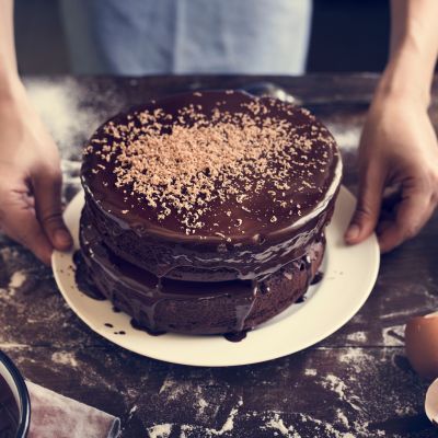Συνταγή για σοκολατένια τούρτα με γεύση πραλίνας φουντουκιού