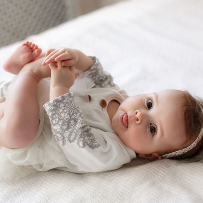 Ο πλήρης οδηγός για τα αναπτυξιακά ορόσημα του μωρού σας τον πρώτο χρόνο