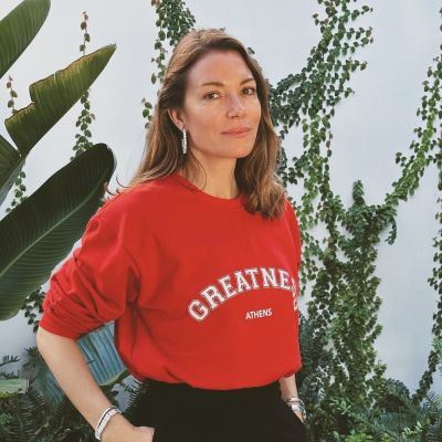 Η Βίκυ Καγιά ετοιμάζεται για φωτογράφιση και η κόρη της την παρακολουθεί