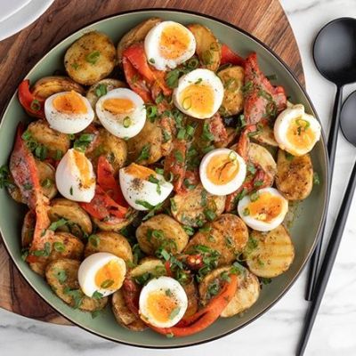Ζεστή πατατοσαλάτα με αυγά