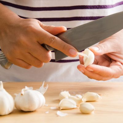 Οι φλούδες σκόρδου είναι ένας πολύτιμος σύμμαχος για την υγεία κι έχουν πρακτικές χρήσεις