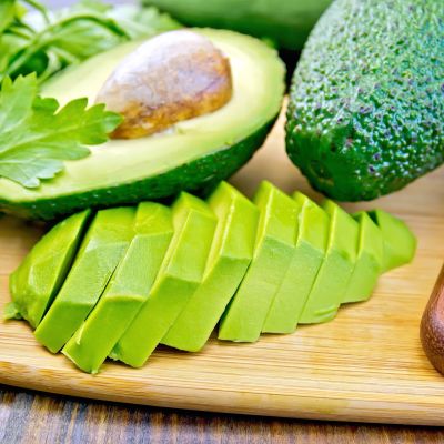 Τα σκληρά αβοκάντο θα ωριμάσουν σε 24 ώρες όταν αποθηκεύονται δίπλα σε αυτά τα δύο φρούτα