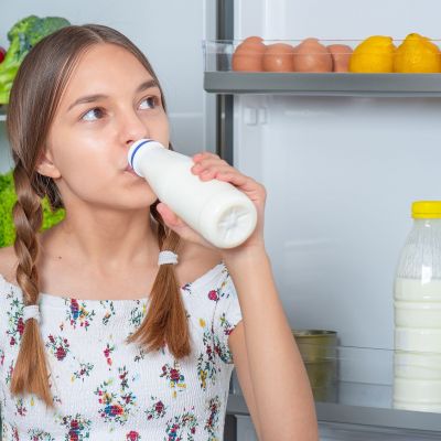Βάζετε το γάλα στην πόρτα του ψυγείου; Καλύτερα να αναθεωρήσετε αυτή τη συνήθεια