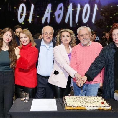 Κοπή πρωτοχρονιάτικης πίτας για την παράσταση «Οι Άθλιοι» στο Κέντρο Πολιτισμού «Ελληνικός Κόσμος»