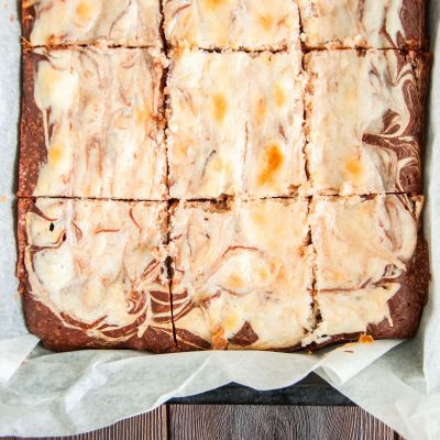 Γρήγορο γλυκό για τον καφέ - Brownie cheesecake που θα φτιάξετε μετρώντας τα υλικά με μια κούπα