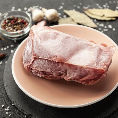 Πολλοί το κάνουν αλλά είναι κακή ιδέα: μην ξεπαγώνετε ποτέ κρέας με αυτό τον τρόπο