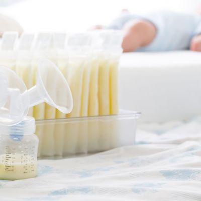 Τα οφέλη της άντλησης μητρικού γάλακτος (βρέφος, μητέρα) και πώς θα επιλέξετε το κατάλληλο θήλαστρο