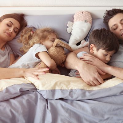 Ο παιδίατρος προειδοποιεί: «Τα παιδιά ξέρουν να ξεχωρίζουν τη στοργή από τις απειλές»