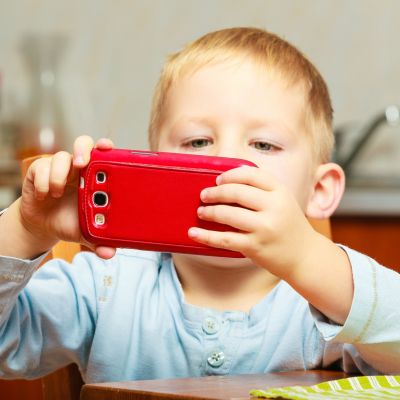 Προσπαθήσαμε να απαγορεύσουμε στον μικρό μας γιο να παρακολουθεί YouTube