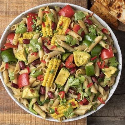 Κάνεις δίαιτα με πρωτεΐνη; Φτιάξε αυτή τη healthy μεξικάνικη σαλάτα ζυμαρικών