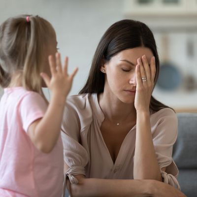 5 πράγματα που νιώθεις όταν είσαι η μόνη μαμά που λέει «όχι»