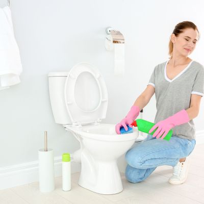 Πώς να αφαιρέσετε άλατα και κίτρινους λεκέδες από την τουαλέτα με ένα προϊόν που έχετε στο σπίτι