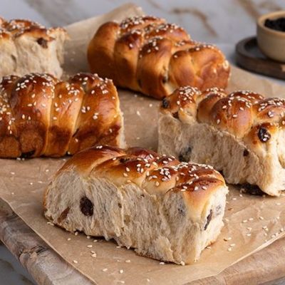 Αφράτα ατομικά τσουρέκια με σταφίδες - Θα σας θυμίσουν σταφιδόψωμα