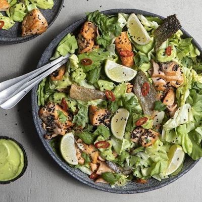 Εύκολη σαλάτα με σολομό και αβοκάντο