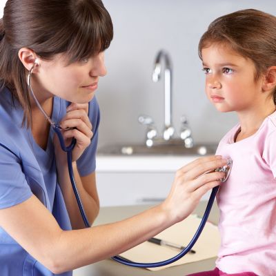 6 παιδίατροι συμβουλεύουν πώς να προστατέψετε τα παιδιά από τον RSV