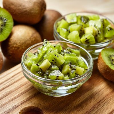 Ούτε με το χέρι ούτε με αποφλοιωτή: το απλό κόλπο για να καθαρίσετε τα ακτινίδια σε 3 δευτερόλεπτα