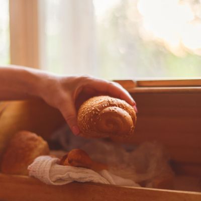 Όχι στην ψωμιέρα και όχι στο ψυγείο: Εδώ θα αποθηκεύσετε το ψωμί σας για αρκετούς μήνες