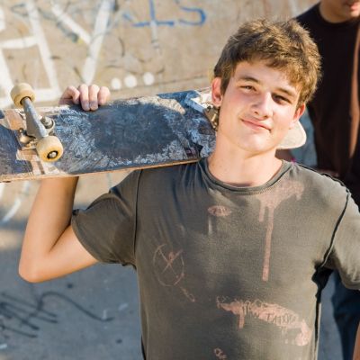 Οι γονείς που θέλουν να είναι κοντά στα έφηβα αγόρια τους κάνουν αυτά τα 4 πράγματα