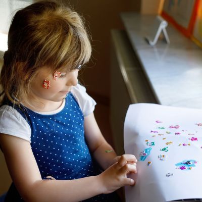 Πώς θα αφαιρέσετε τα αυτοκόλλητα των παιδιών από τα έπιπλα - To hack μιας μαμάς