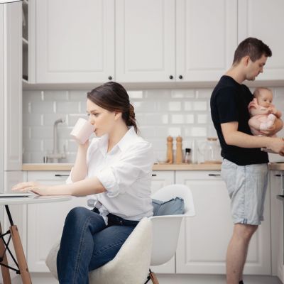 Το 90% των γονέων λέει ότι χάνει τον ύπνο του λόγω του γονεϊκού άγχους - Τι δείχνει νέα έρευνα