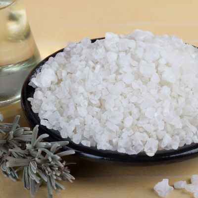 Γιατί πρέπει να ρίχνετε χοντρό αλάτι στην τουαλέτα – Ο λόγος θα σας εκπλήξει