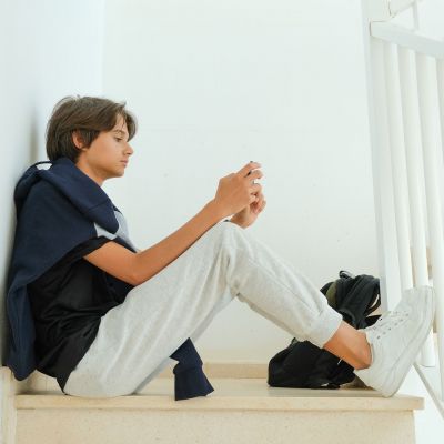 Οι περισσότεροι γονείς είναι υπέρ του ηλικιακού ορίου των 15 ετών στα social media - Βοηθάει όμως;