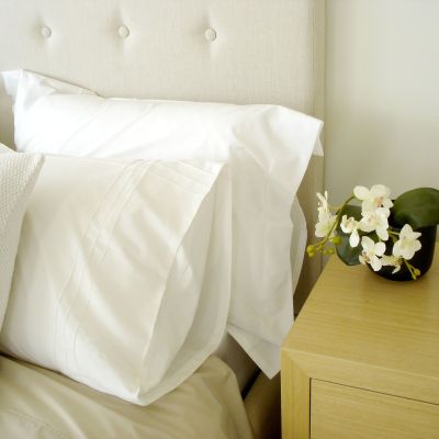 Πώς να λευκάνετε τα μαξιλάρια σε 10 λεπτά χωρίς να τα πλύνετε στο πλυντήριο, σύμφωνα με ειδικό