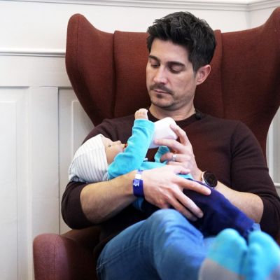 Πώς ένας μπαμπάς μπορεί να προετοιμαστεί για την πατρότητα - Το βίντεο με τον προσομοιωτή μωρού