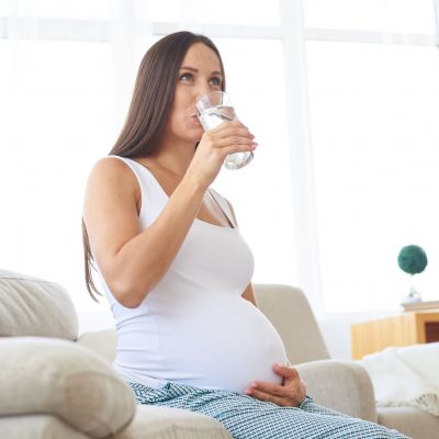 Πόσο νερό πρέπει να πίνετε καθημερινά κατά την εγκυμοσύνη; Τι απαντά ειδικός