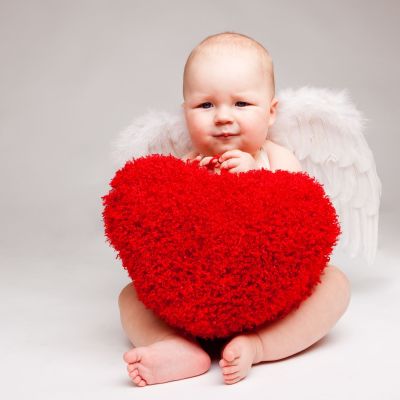 Γονείς γιορτάζουν τον Άγιο Βαλεντίνο φωτογραφίζοντας τα μωρά τους με ρομαντική διάθεση