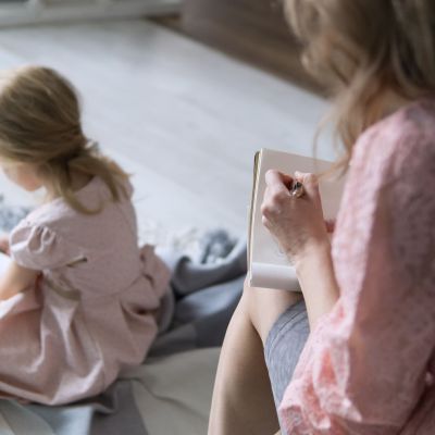 Όσοι μεγάλωσαν χωρίς μια στοργική μητρική φιγούρα αναπτύσσουν αυτά τα 8 χαρακτηριστικά ως ενήλικες