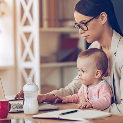 Εργαζόμενες μητέρες σε θέσεις εξουσίας επιστρέφουν στην εργασία μετά τον τοκετό: πρόκληση ή δίλημμα;