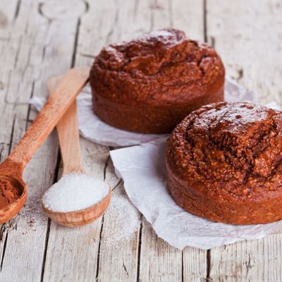 Προσθέστε άγλυκο κακάο σε νερό που βράζει και φτιάξτε τα πιο νόστιμα σοκολατένια ψωμάκια