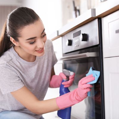 Σταματήστε να καθαρίζετε την πόρτα του φούρνου με αυτόν τον τρόπο