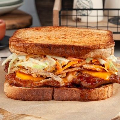 Τοστ με μπριζολάκια BBQ που περίσσεψαν από την Τσικνοπέμπτη