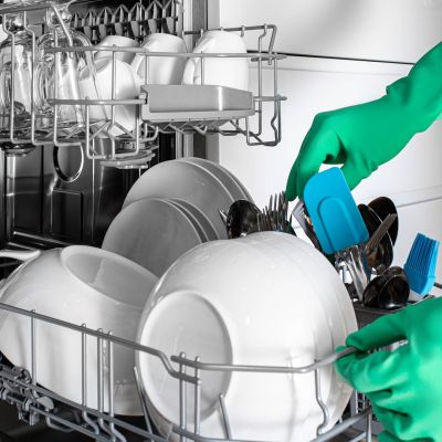 Τα μαχαιροπίρουνα πρέπει να είναι με τη λαβή προς τα κάτω ή προς τα πάνω στο πλυντήριο πιάτων;