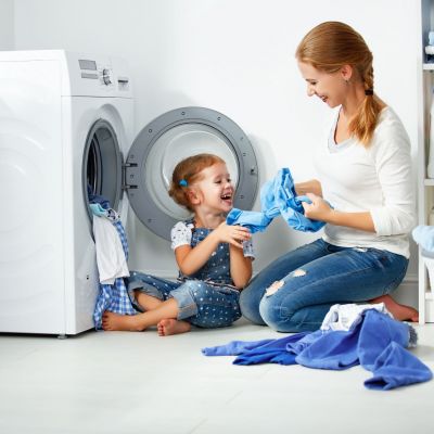 Είναι καλύτερα να πλένουμε τα ρούχα από την ανάποδη; Να τι λένε οι επαγγελματίες του πλυντηρίου