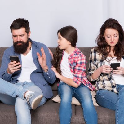 7 συνήθειες των γονέων που μεγαλώνουν μοναχικά και δυστυχισμένα παιδιά, σύμφωνα με την ψυχολογία