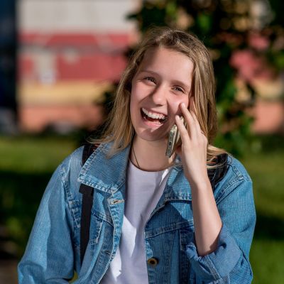 Ένα τηλεφώνημα με τη μαμά σου μπορεί να μειώσει το άγχος σου όσο μια αγκαλιά, σύμφωνα με μελέτη