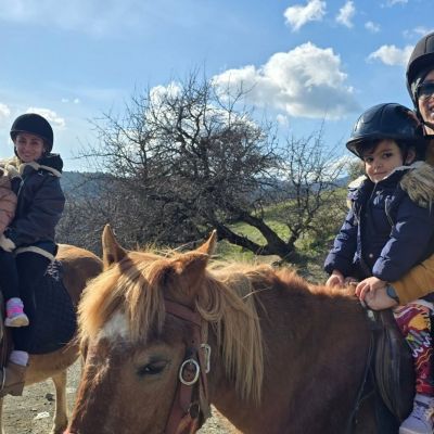 Μιλλούση- Πετρούνιας: Με τις κόρες τους στην ορεινή Αρκαδία - Έκαναν και ιππασία