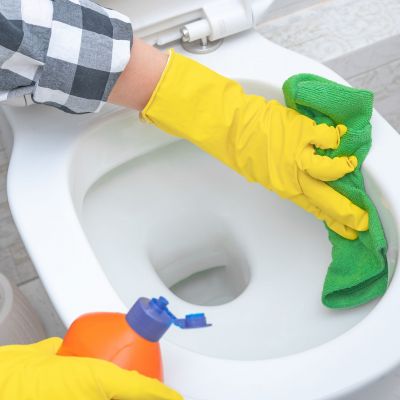 10 σπιτικές λύσεις για πεντακάθαρη τουαλέτα