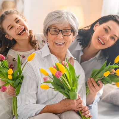 15+12 εμπνευσμένα quotes και ευχές για να τιμήσετε τις καταπληκτικές γυναίκες της ζωής σας